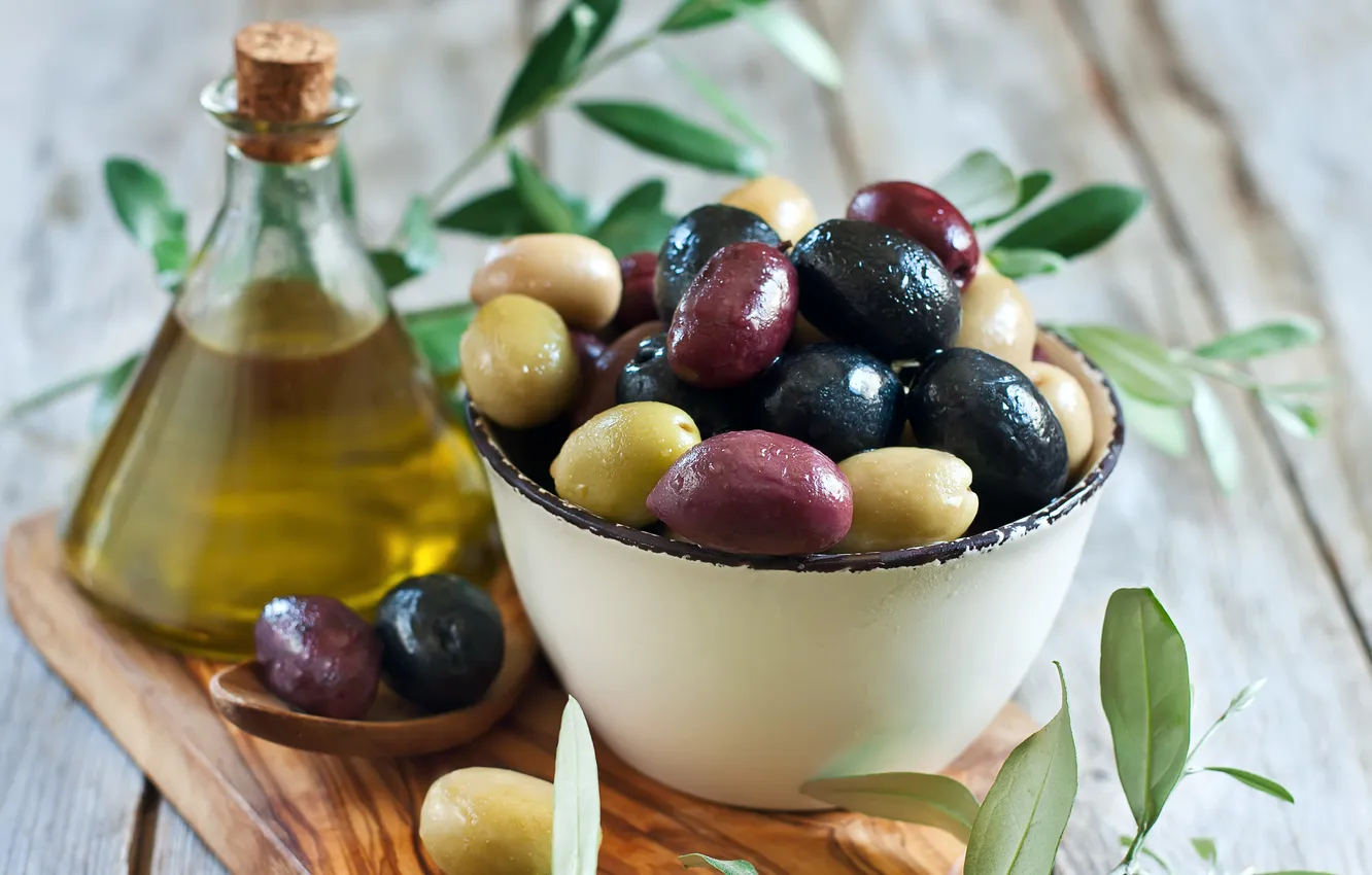 Фото обои ложка, миска, оливки, листики, оливковое масло