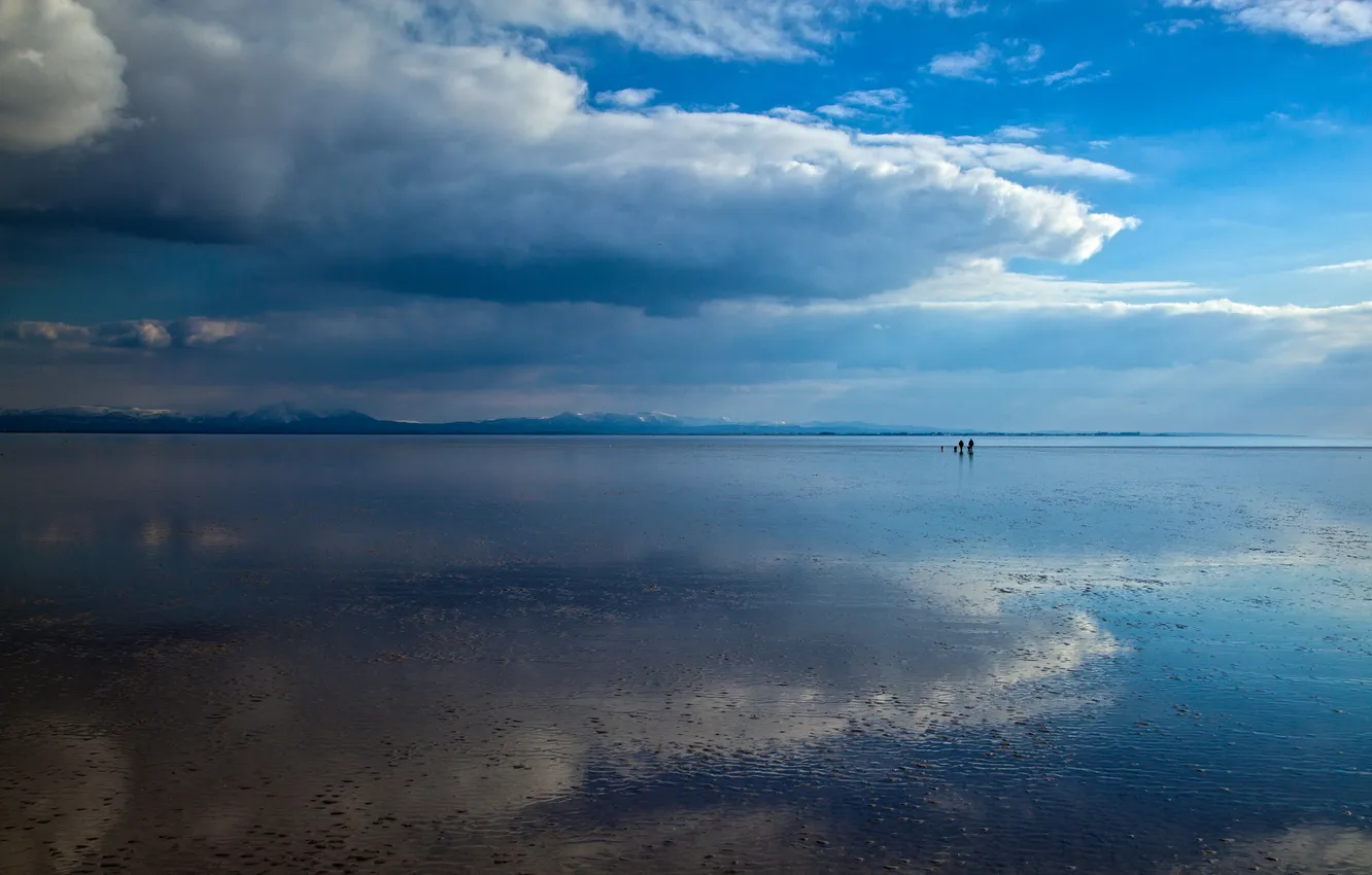 Фото обои море, облака, озеро, отражение, люди, берег, мель