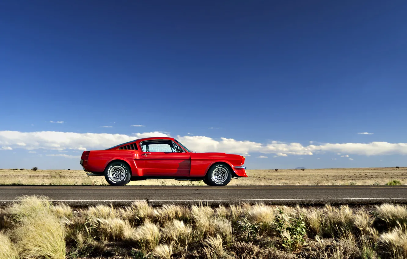 Фото обои дорога, поле, небо, трава, облака, холмы, Mustang, Ford
