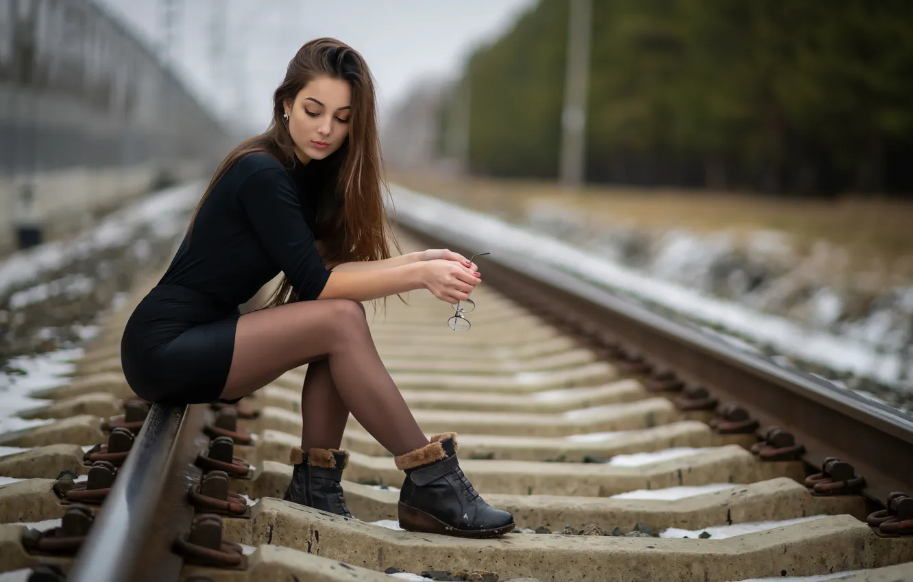 Фото обои железная дорога, мини юбка, красивая девушка, railway, очарование, beautiful girl, charm, slender legs
