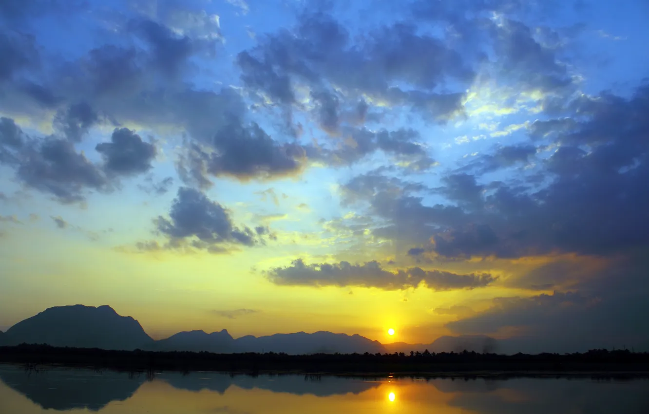 Фото обои river, yellow, sunset, mountains, clouds