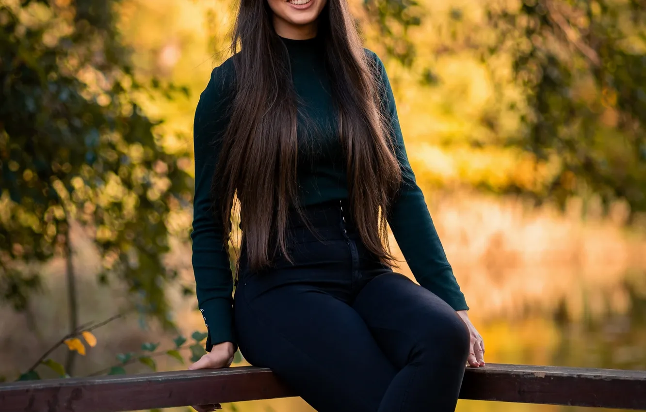 Фото обои Забор, Улыбка, Джинсы, Волосы, Dominika, Свитер, Сидит