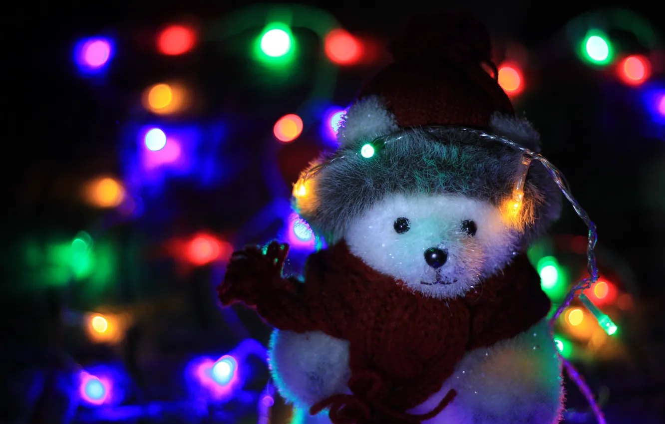 Фото обои зима, белый, ночь, темный фон, праздник, шапка, игрушки, огоньки
