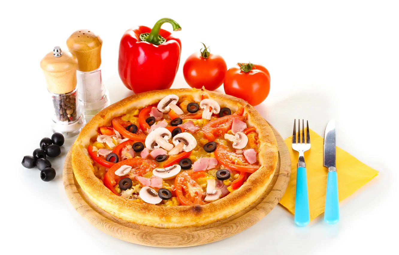 Фото обои грибы, еда, нож, перец, помидоры, оливки, специи, Пицца