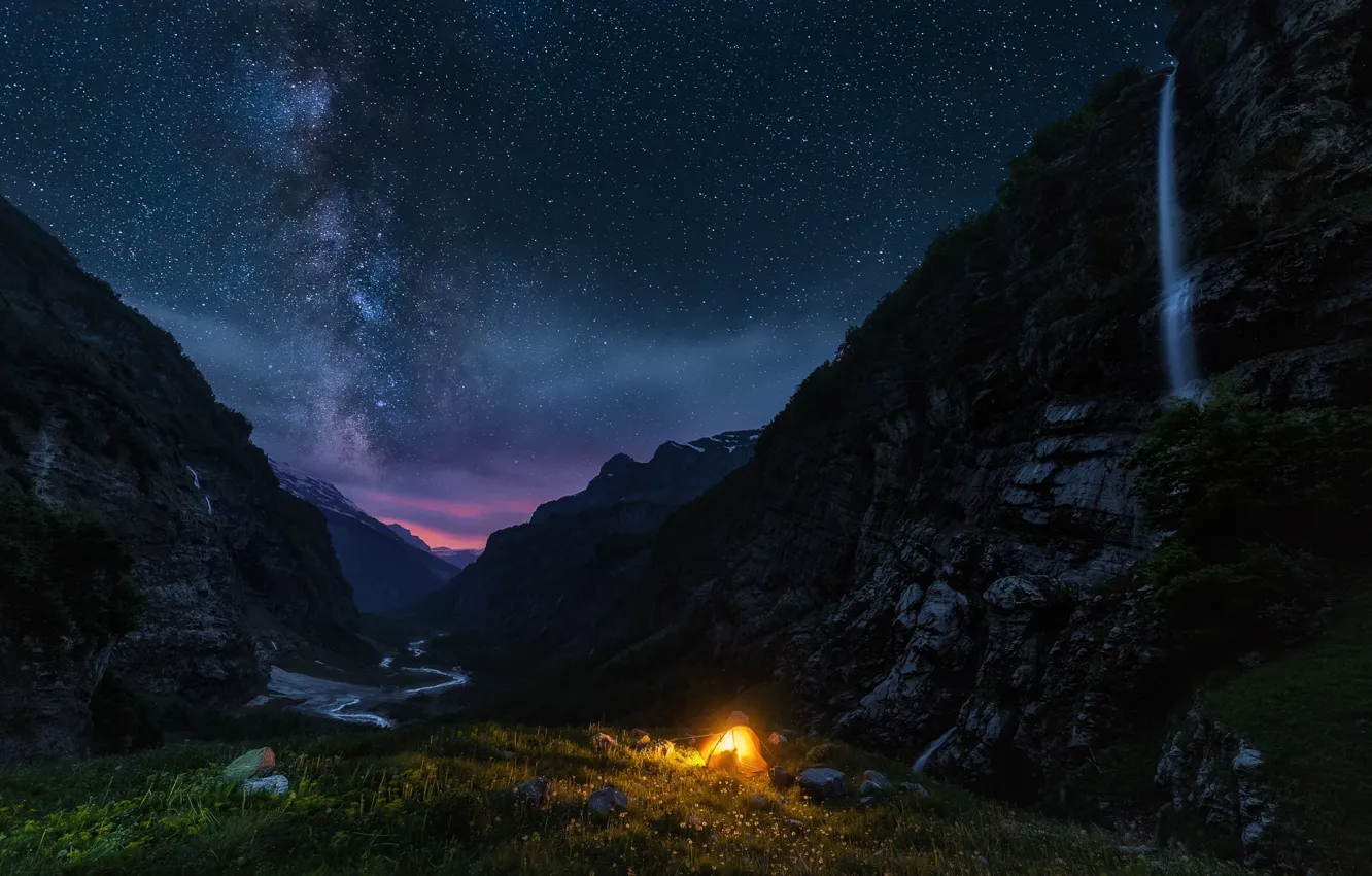 Фото обои небо, звезды, свет, горы, ночь, долина, палатка, млечный путь