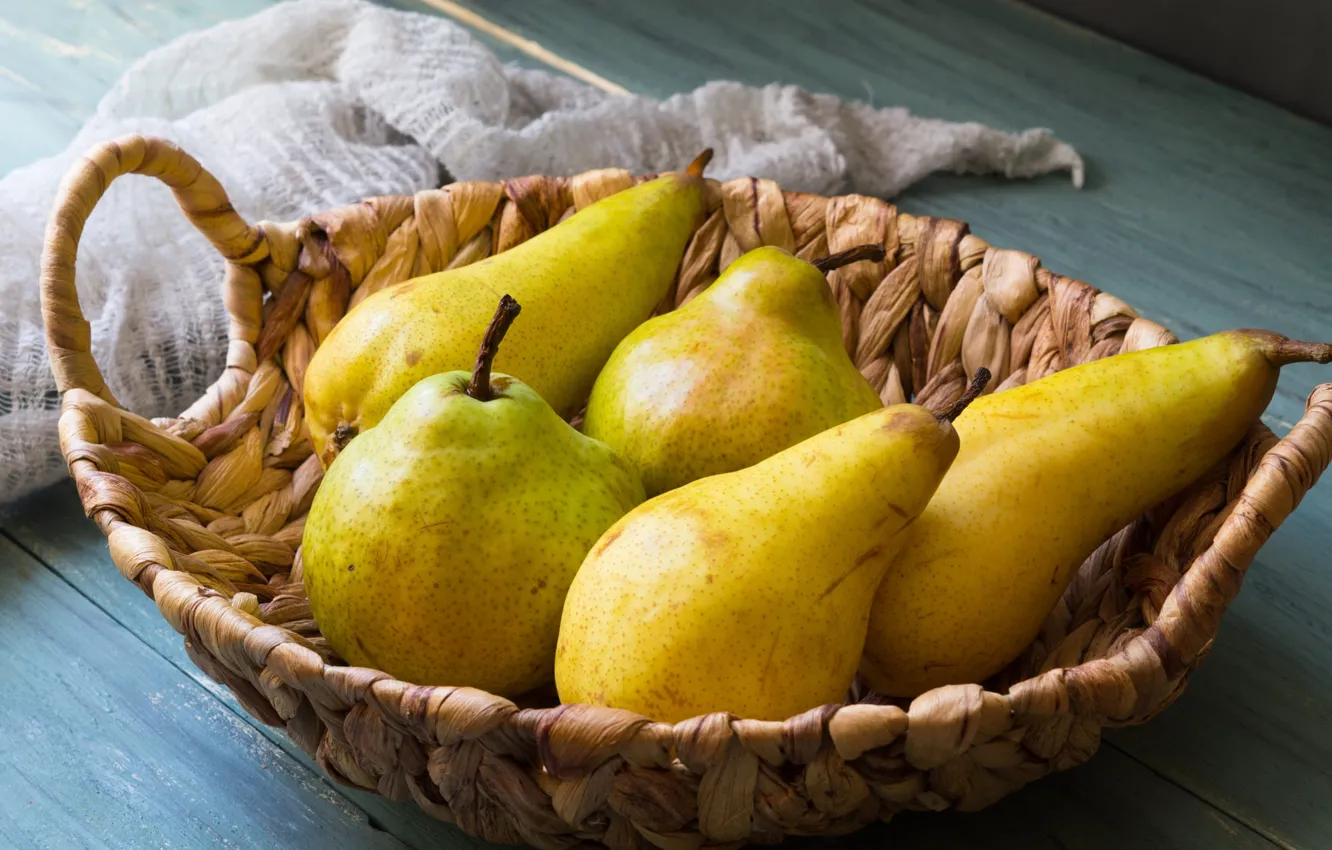 Фото обои желтый, стол, доски, ткань, фрукты, корзинка, плетенка, груши