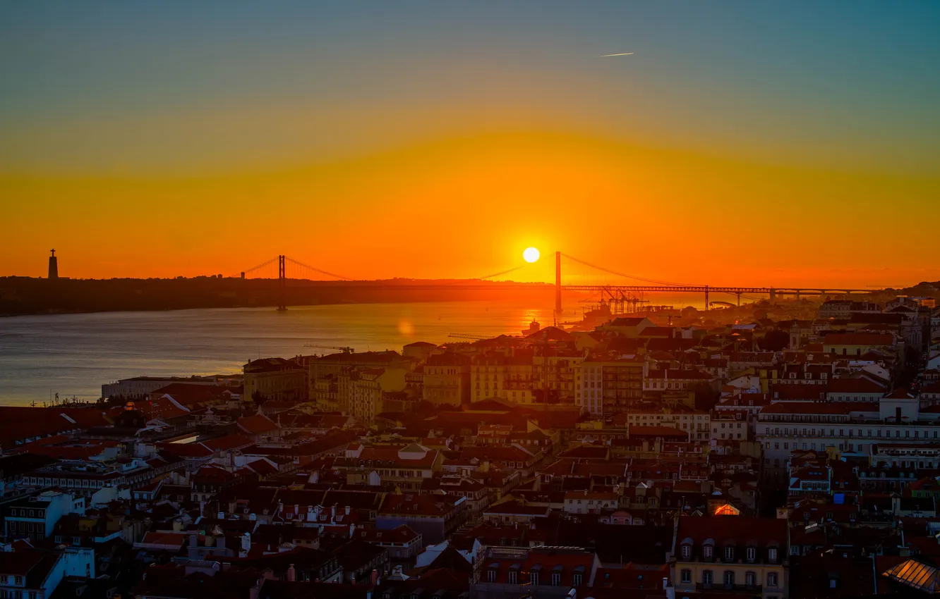 Фото обои закат, крыши, Португалия, Лиссабон, оранжевое небо, 25 de Abril Bridge, реку Тежу
