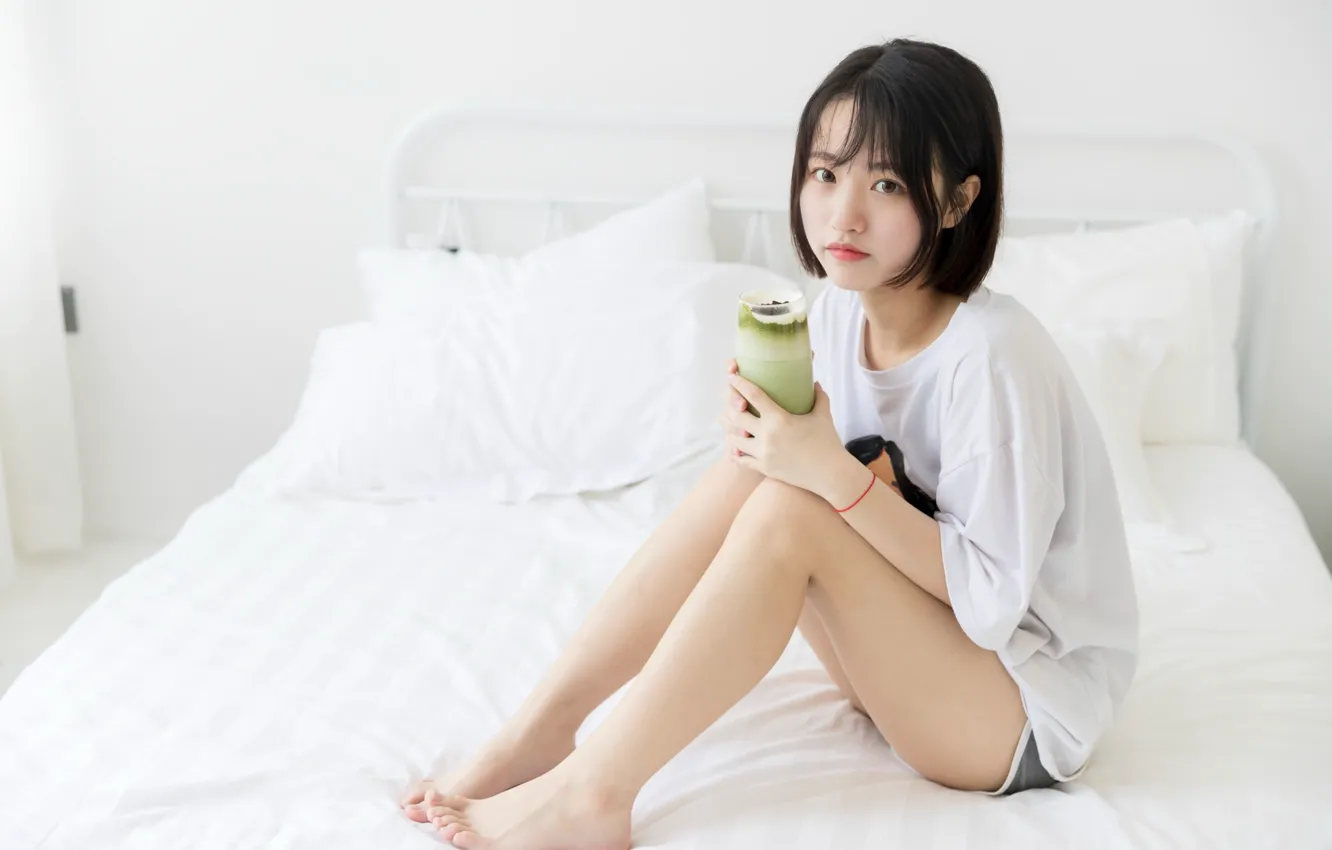 Фото обои Beautiful, Asian, Model, Bed, pretty, Woman, Juice, Shorthair