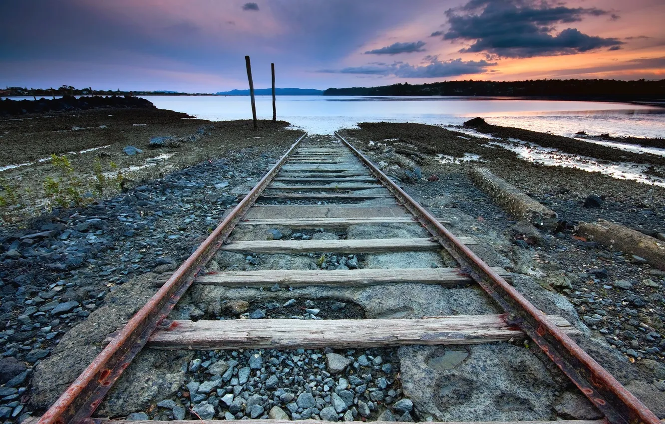 Фото обои озеро, камни, рельсы, горизонт, шпалы