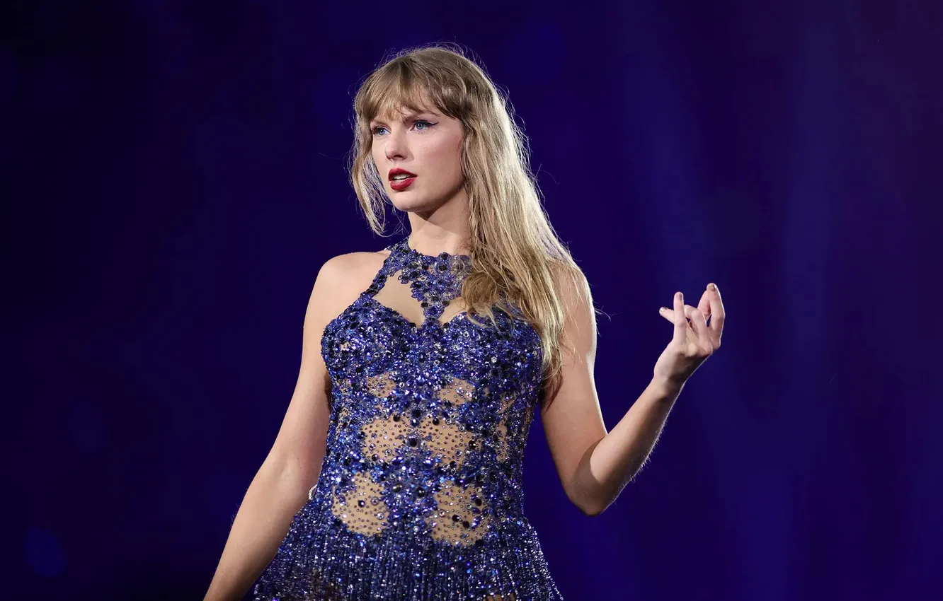 Фото обои блондинка, певица, Taylor Swift, жест, на сцене, Тейлор Свифт, нарядный костюм, концертное выступление