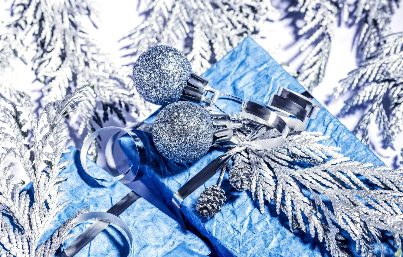 Фото обои зима, шарики, ветки, праздник, коробка, подарок, шары, серебро