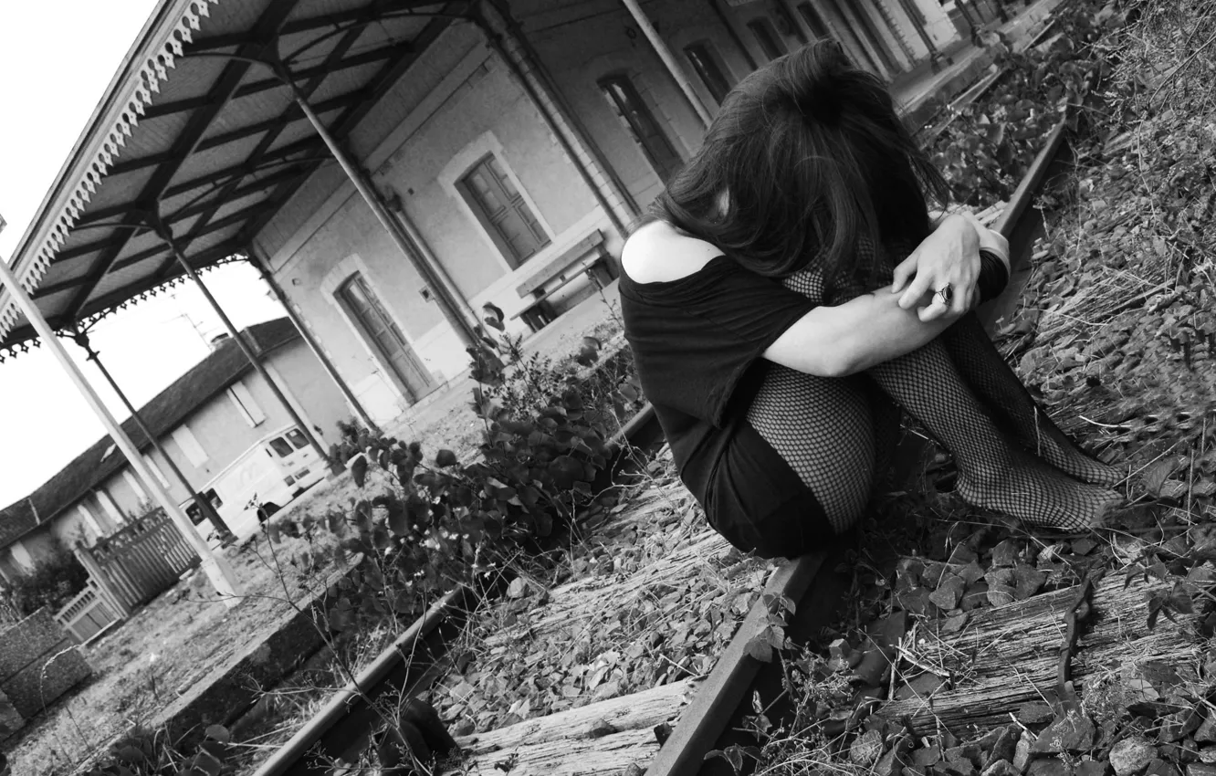 Фото обои sadness, grey sky, train station, black&ampamp;white, black clothes, black tights, sad girl