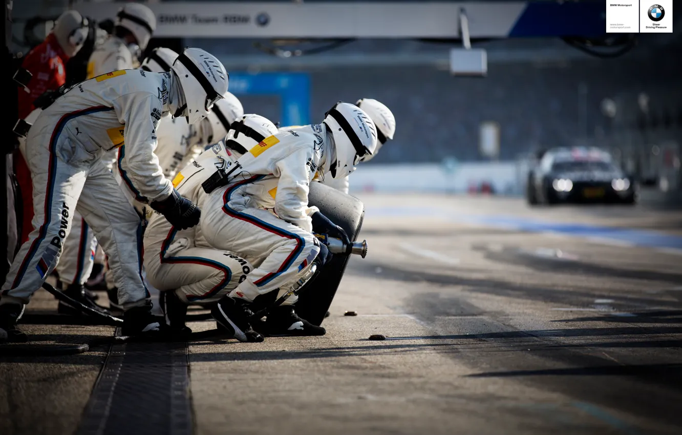 Фото обои BMW, racecar, team, 2013, pitstop