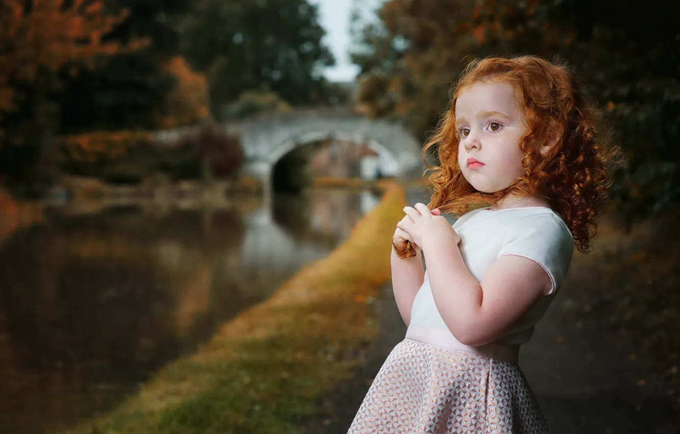 Фото обои вода, мост, природа, парк, девочка, рыжая, кудри, ребёнок