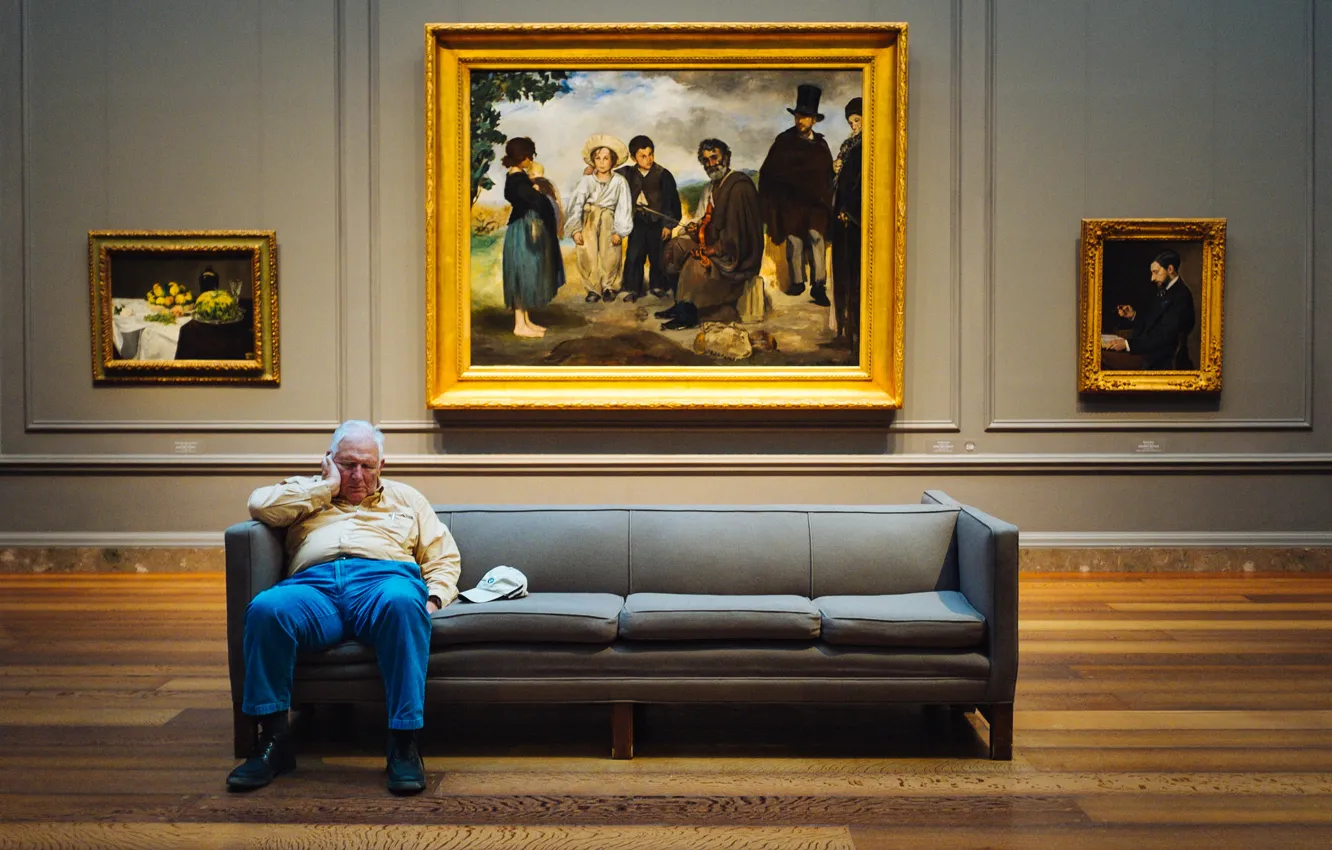 Фото обои диван, сон, галерея, картины, старик, ленивый