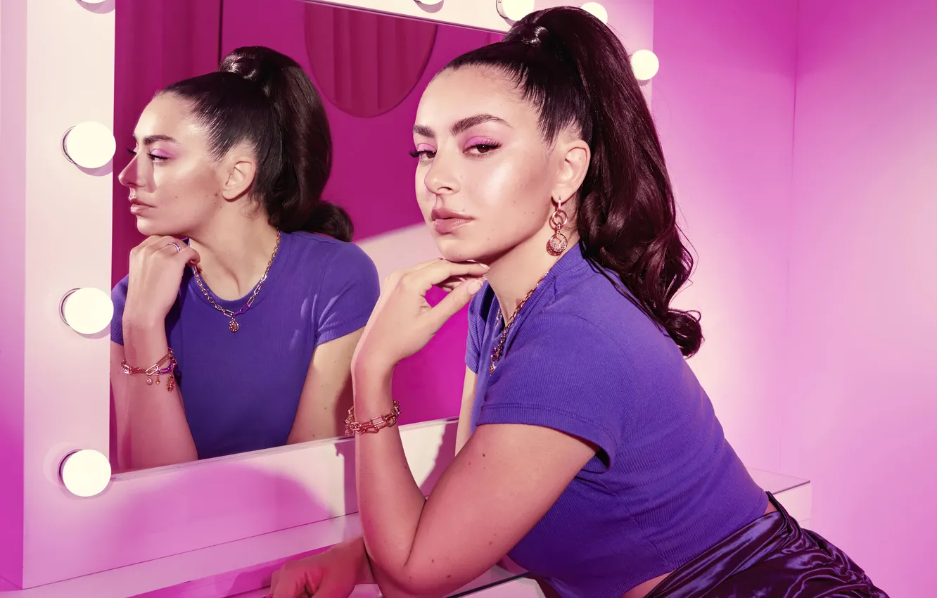 Фото обои взгляд, девушка, украшения, макияж, зеркало, футболка, Charli Xcx