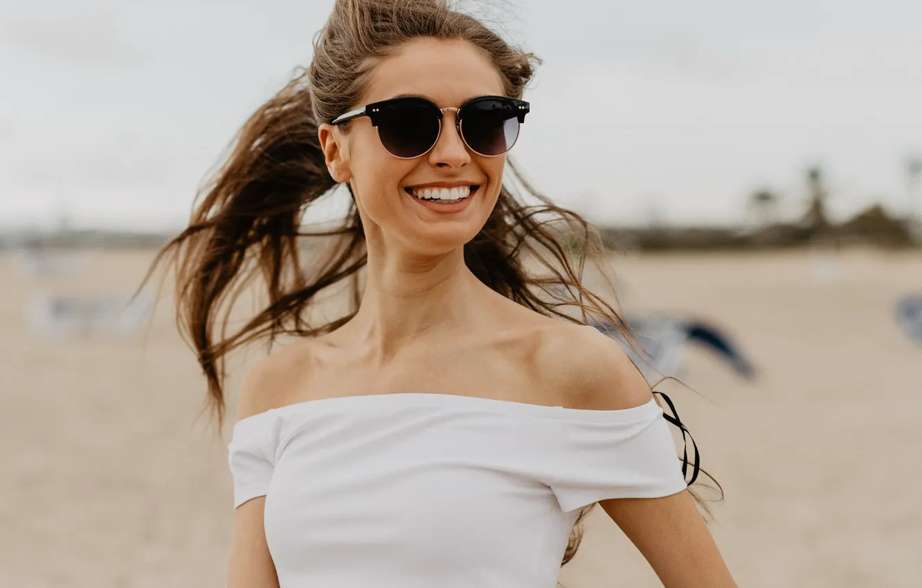 Фото обои девушка, лицо, улыбка, очки