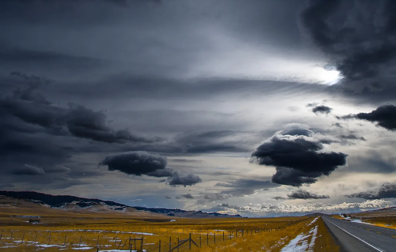 Фото обои дорога, поле, забор, буря, серые облака