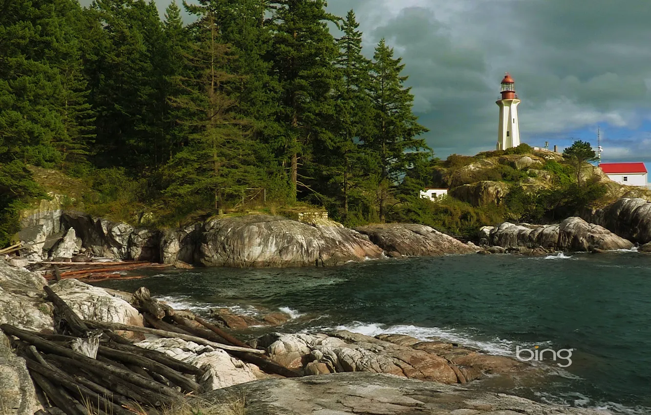 Фото обои небо, облака, деревья, скалы, маяк, Канада, Британская Колумбия, мыс Аткинсон