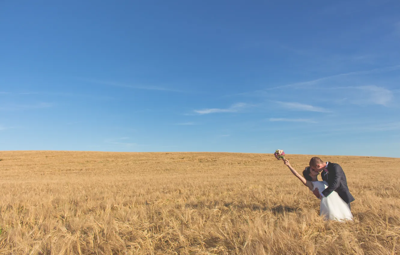 Фото обои пшеница, поле, небо, облака, женщина, тень, букет, пара