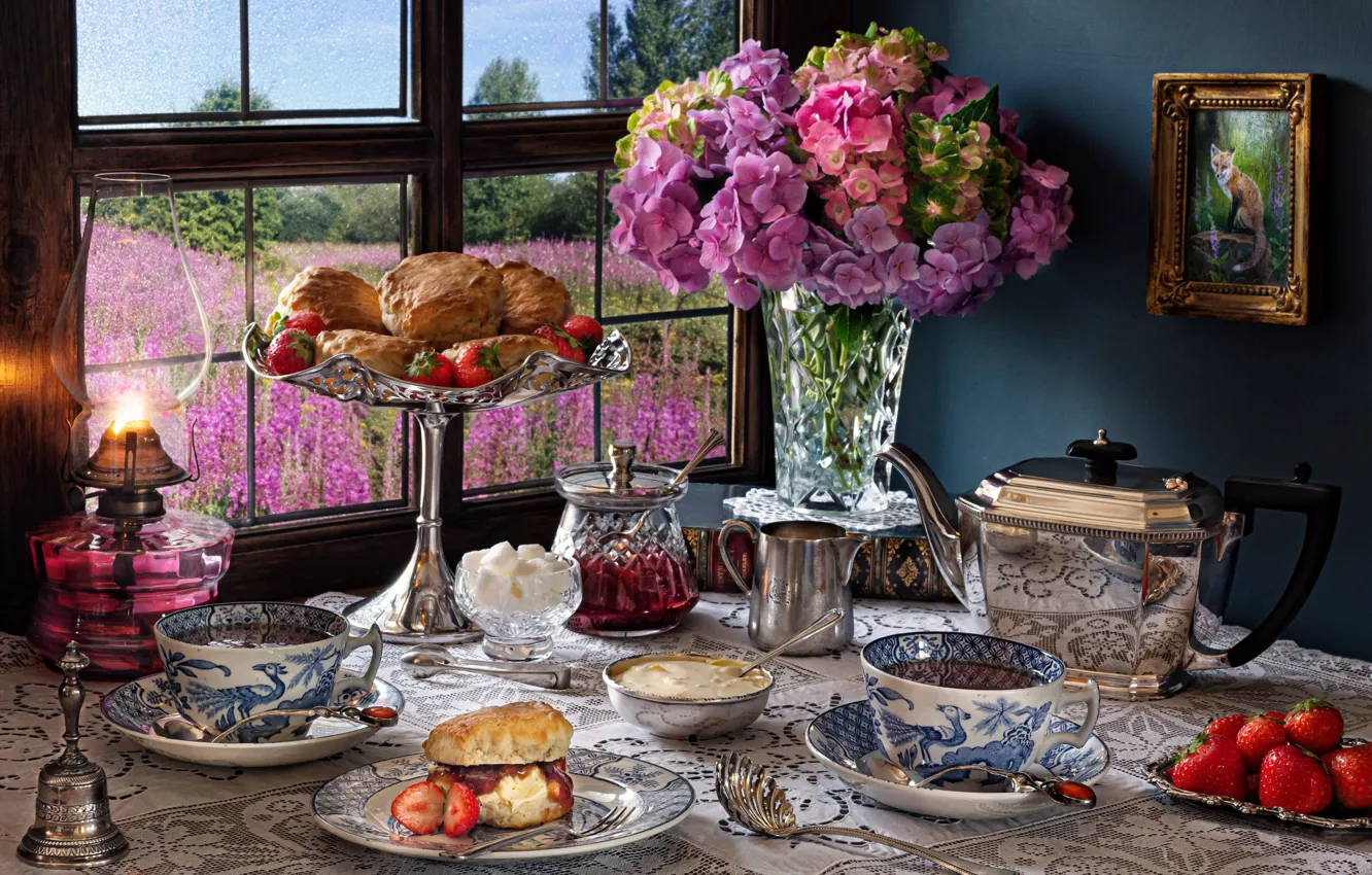 Фото обои цветы, ягоды, стол, лампа, чайник, окно, клубника, чаепитие