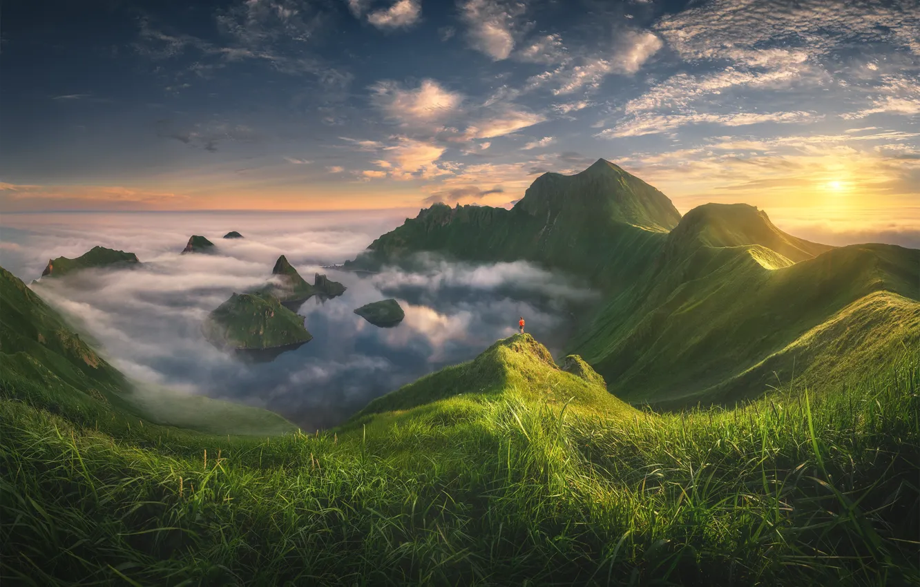 Фото обои трава, солнце, облака, пейзаж, горы, природа, Анна Политова, Северные Курилы