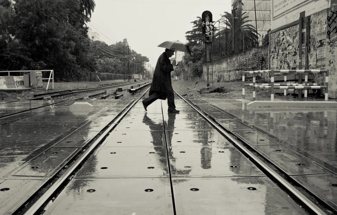 Фото обои отражение, зонтик, железная дорога, переход, мужчина, пальто, линии электропередачи, городских