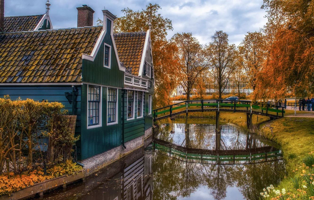 Фото обои машина, осень, деревья, озеро, отражение, берег, дома, деревня