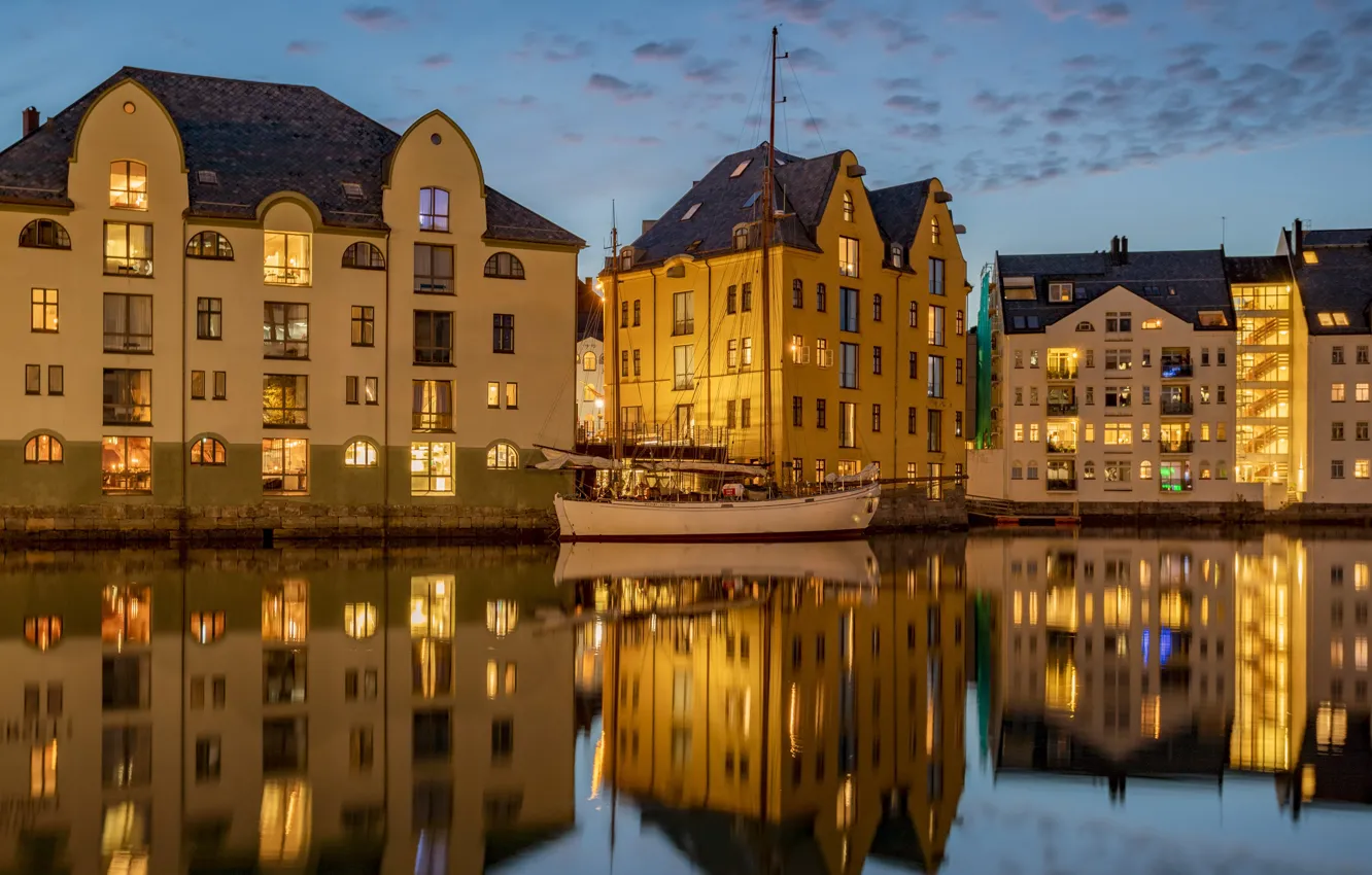 Фото обои город, отражение, лодка, дома, вечер, освещение, Норвегия, залив