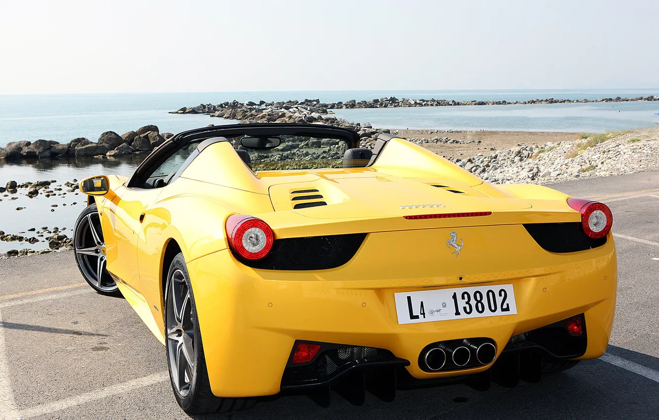 Фото обои море, небо, желтый, берег, spider, коса, Ferrari, суперкар