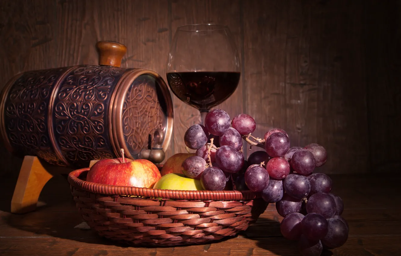 Фото обои вино, яблоки, бокал, виноград, бочонок