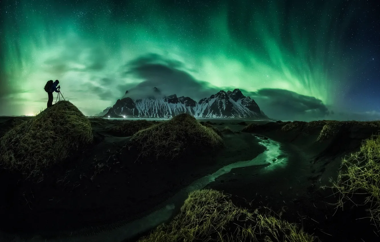 Фото обои звезды, горы, ночь, холмы, берег, человек, северное сияние, Исландия
