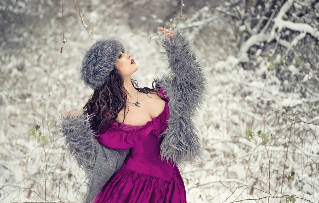 Фото обои зима, девушка, ветки, природа, шапка, платье, брюнетка, полушубок