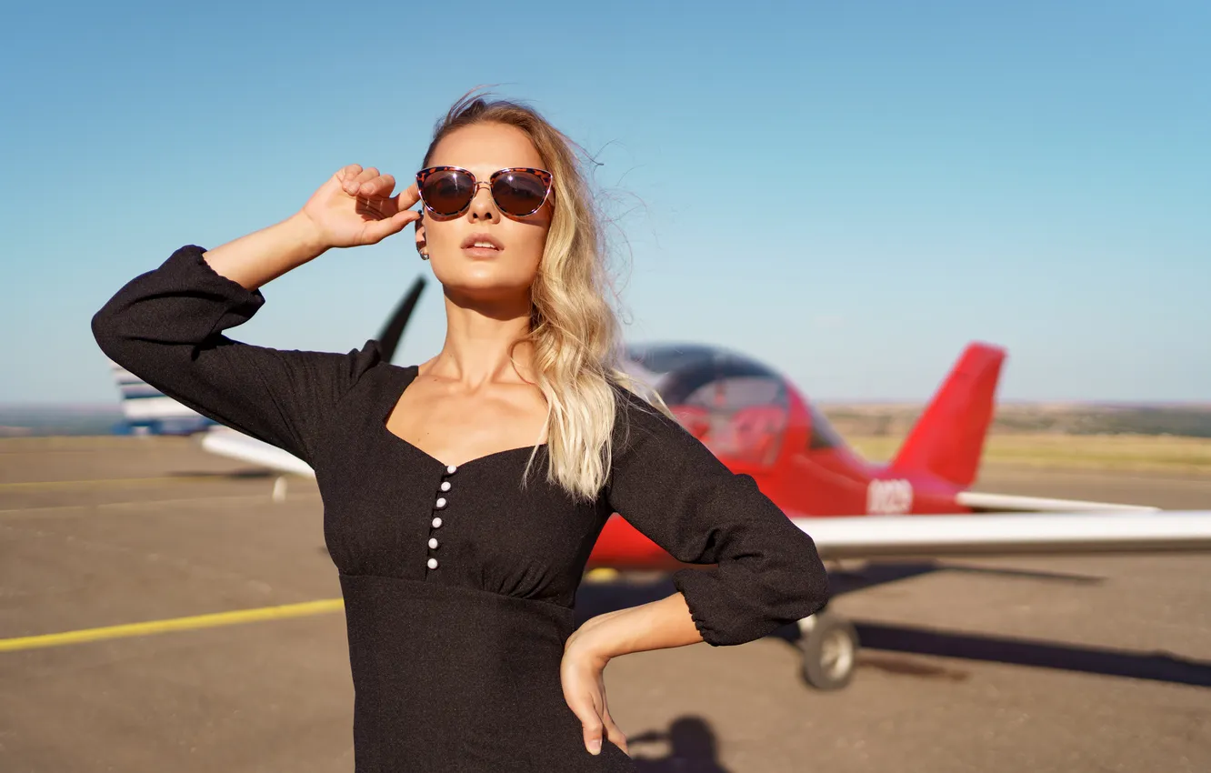 Фото обои lady, plane, lovely, posing, sunglasses