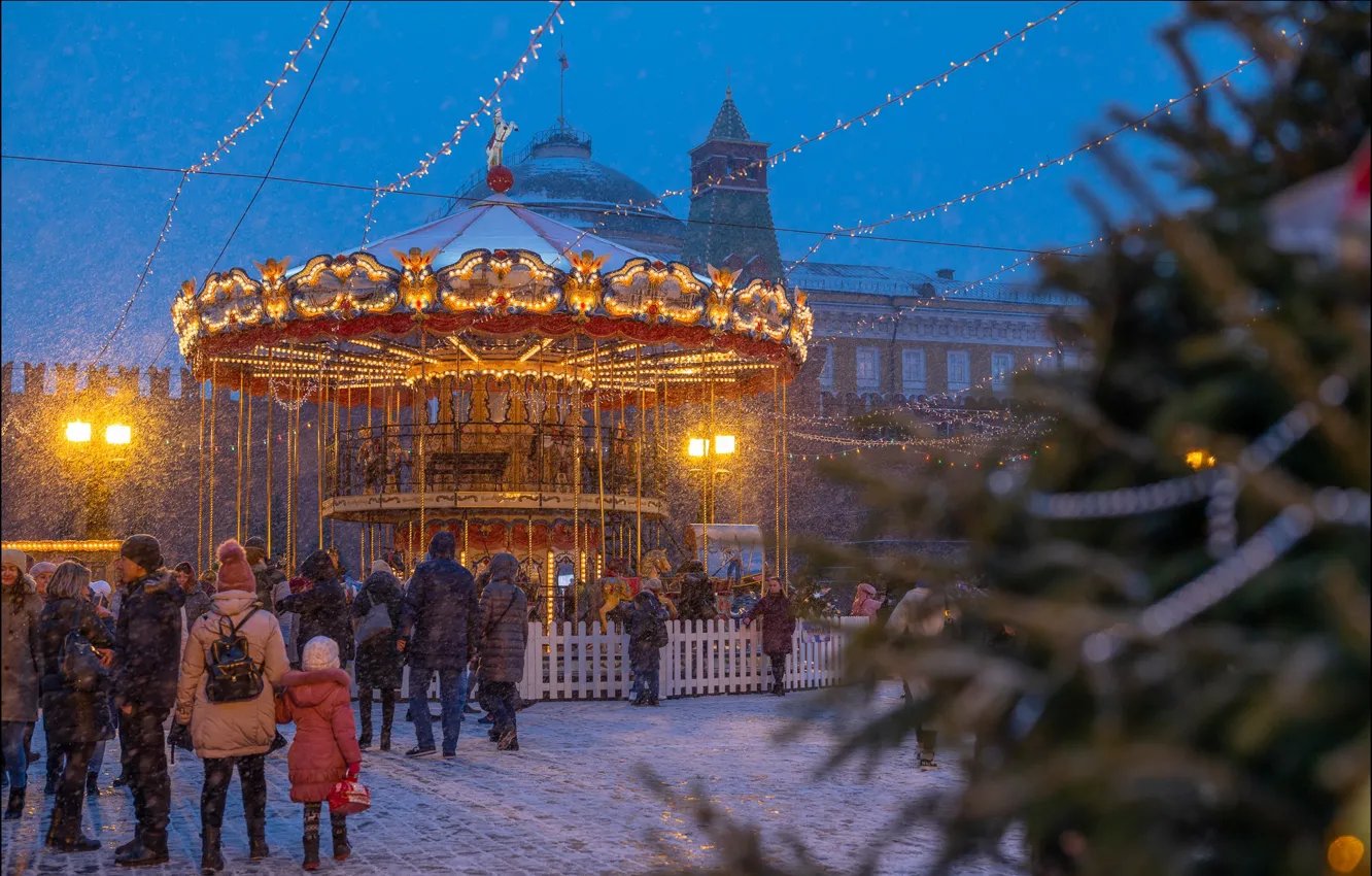 Фото обои зима, снег, город, вечер, Москва, карусель, ёлка, иллюминация