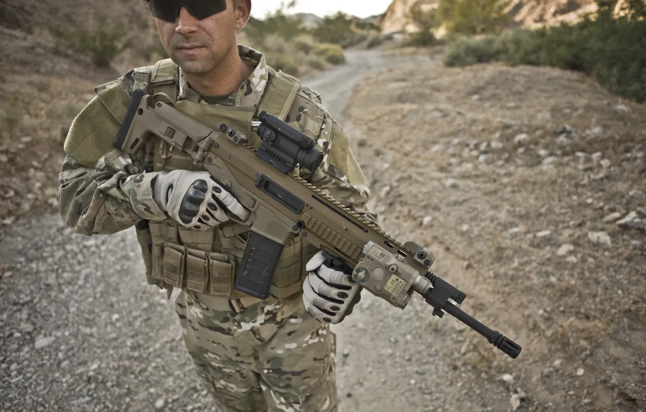 Фото обои gun, soldier, sky, weapon, mountains, rocks, man, sand