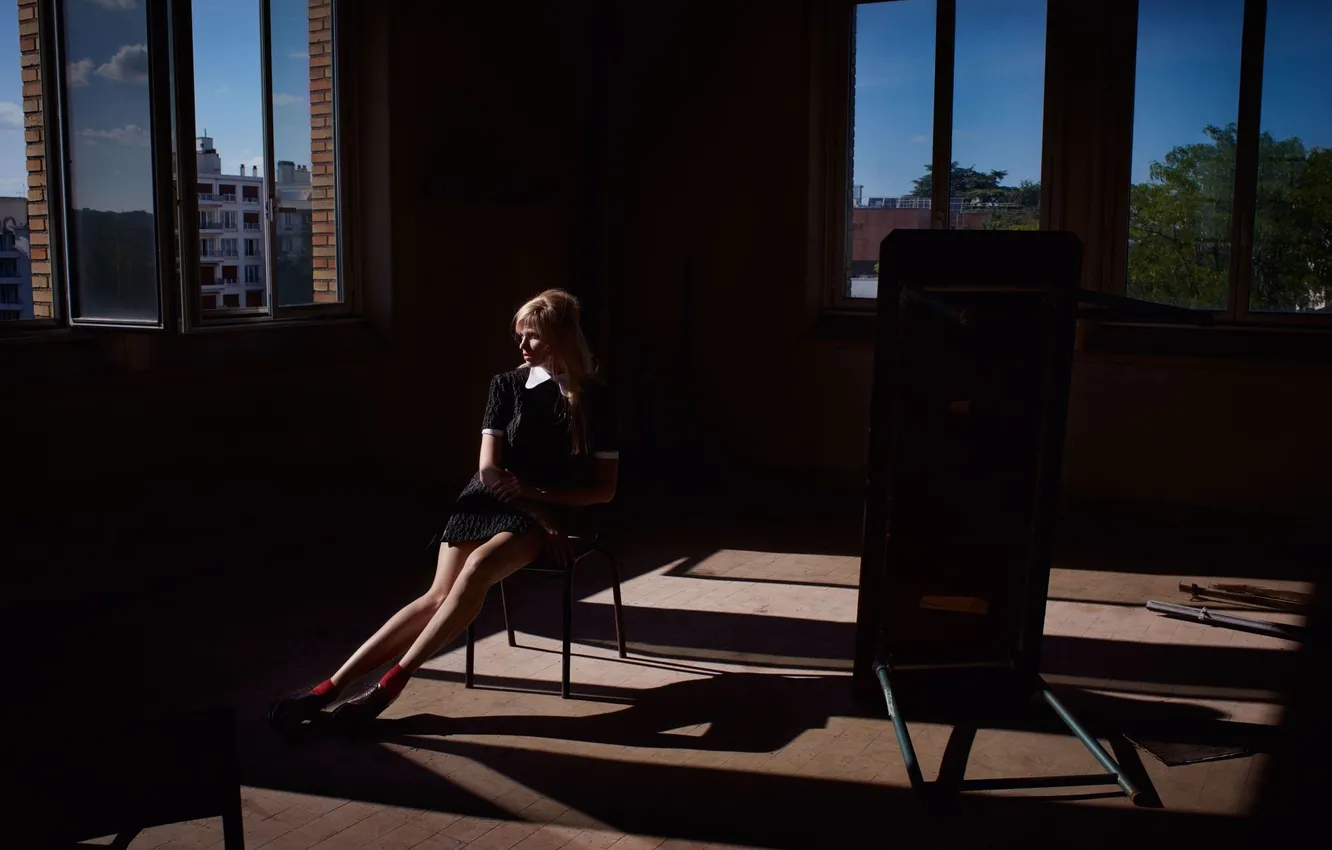 Фото обои модель, фигура, платье, окно, прическа, блондинка, сидит, фотосессия