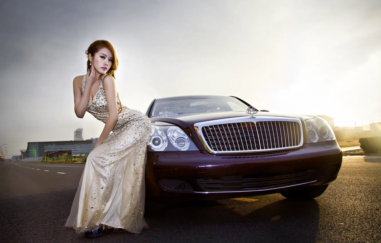 Фото обои авто, взгляд, Девушки, азиатка, красивая девушка, Mercedes-Maybach, позирует над машиной