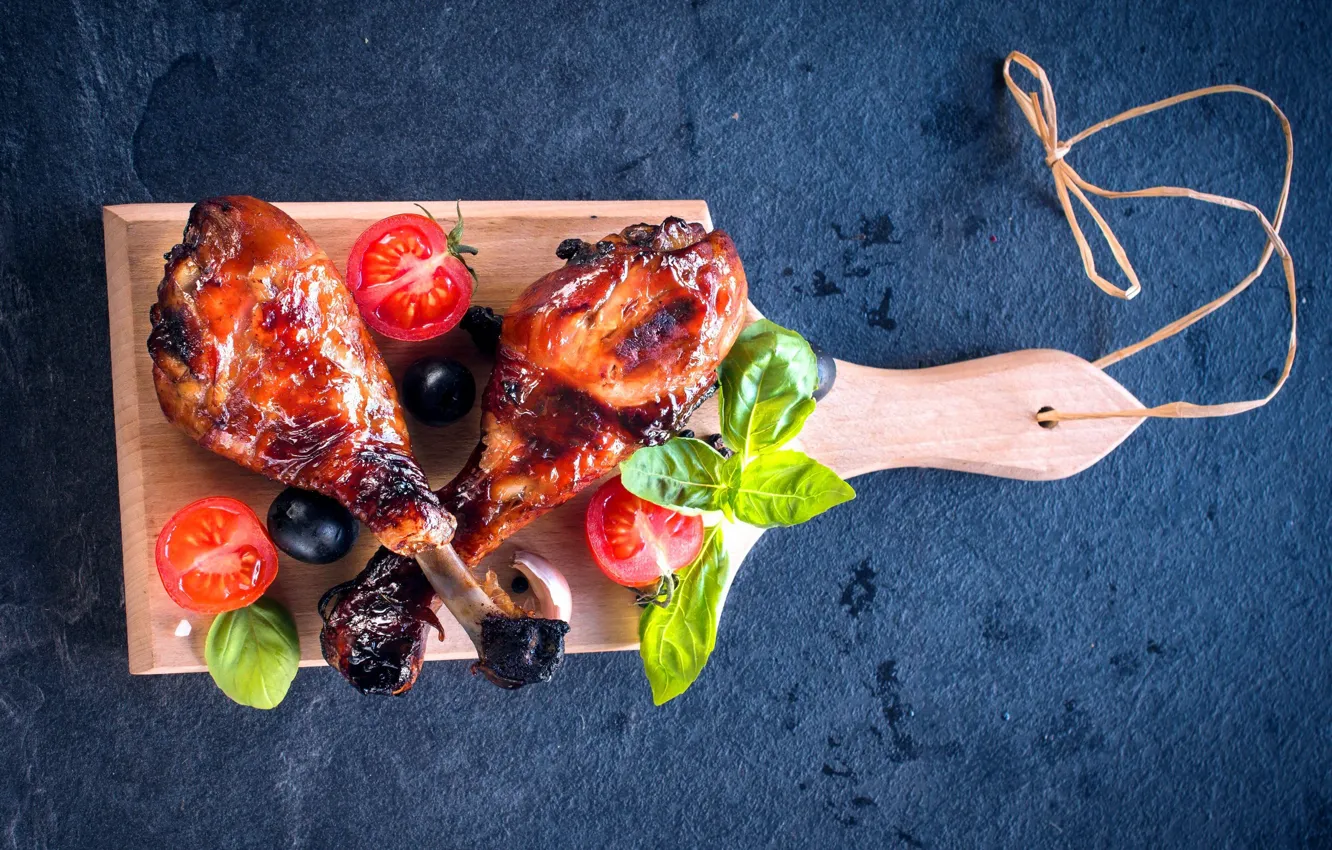 Фото обои еда, ножки, помидор, маслины, куриные, разделочная доска, базилик