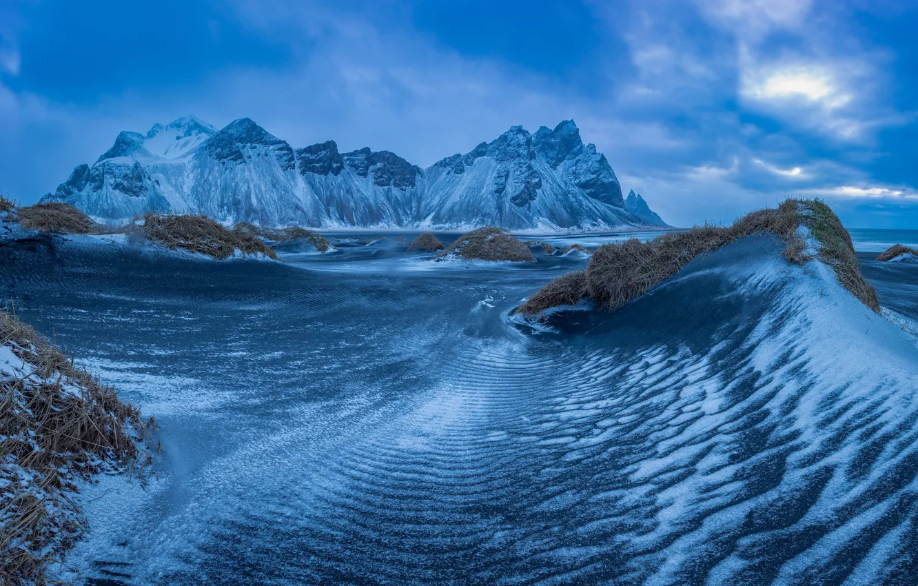 Фото обои песок, горы, холмы, берег, дюны, Исландия, водоем, голубые тона