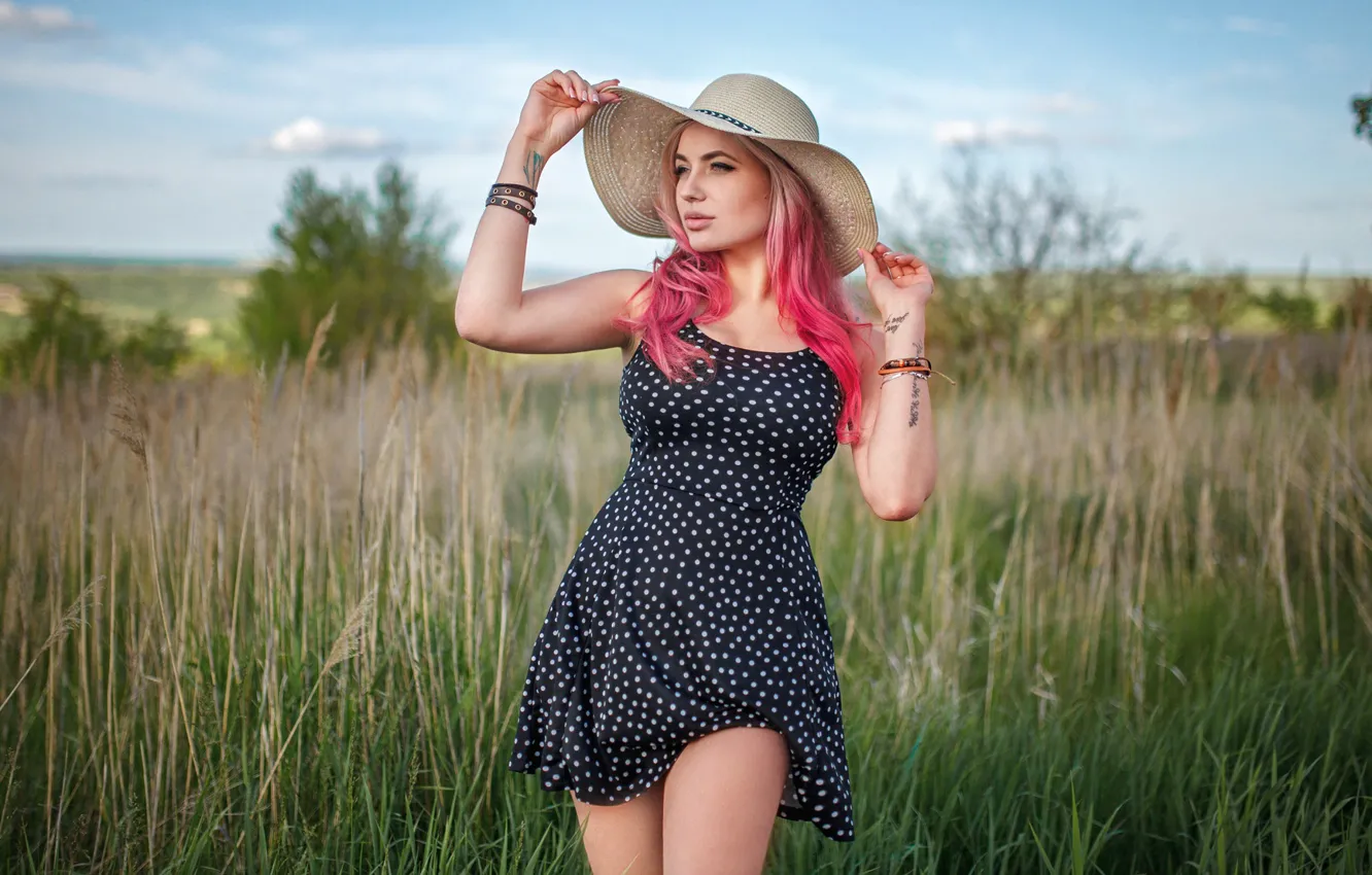 Фото обои трава, девушка, украшения, природа, поза, шляпа, платье, браслеты