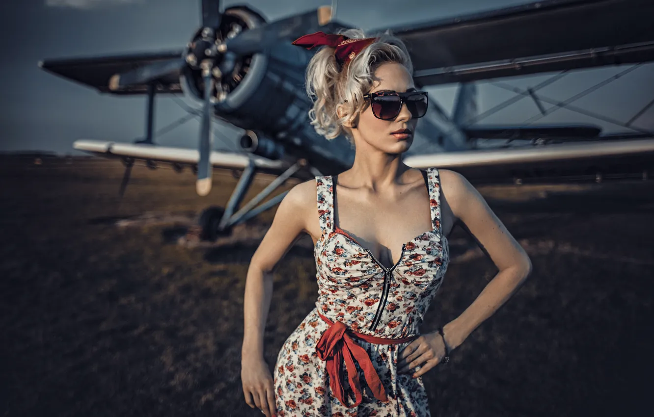 Фото обои модель, очки, самолёт, сарафан, биплан