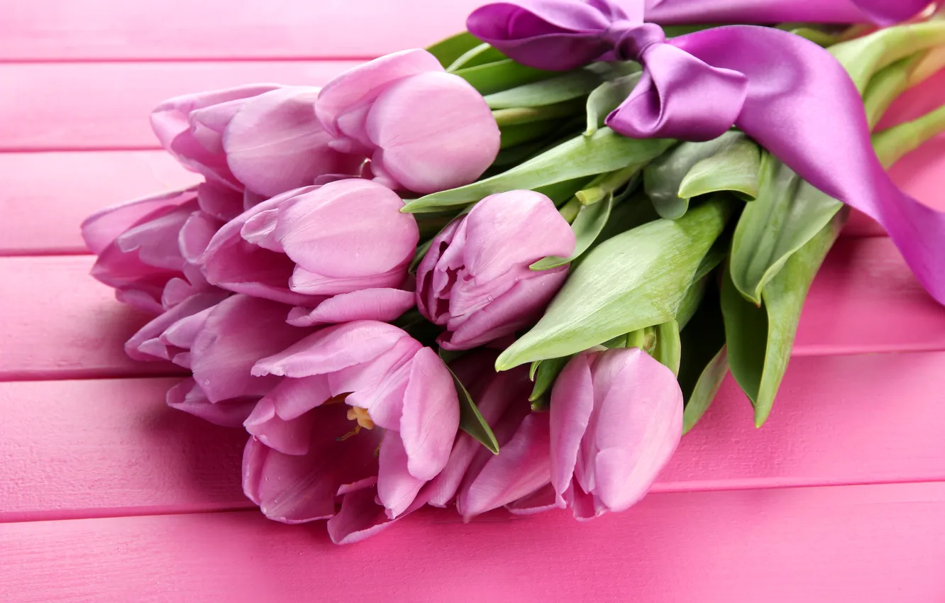 Фото обои цветы, букет, лента, тюльпаны, розовые, wood, pink, flowers
