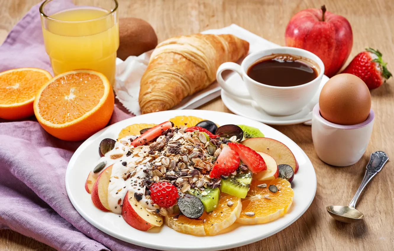 Фото обои стакан, стол, яблоки, яйцо, кофе, апельсины, завтрак, клубника