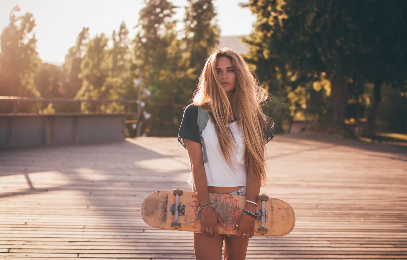 Фото обои лето, взгляд, девушка, лицо, волосы, скейт, милашка