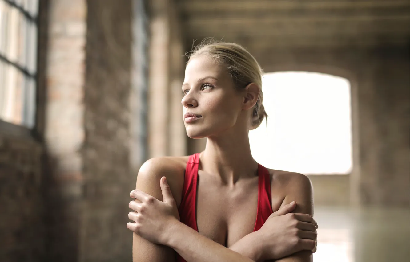 Фото обои простота, зал, simplicity, очарование, pose, hall, portrait, женственность