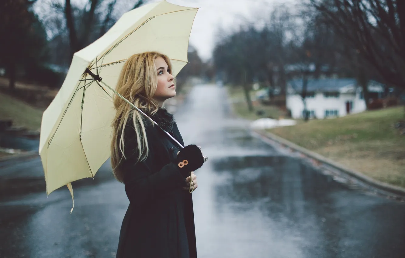 Фото обои девушка, дождь, зонт, блондинка