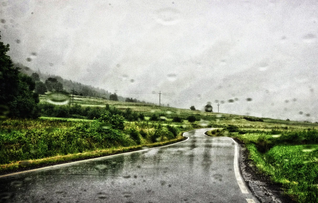Фото обои дорога, стекло, капли, холм, линии электропередачи, дождливая, серые облака