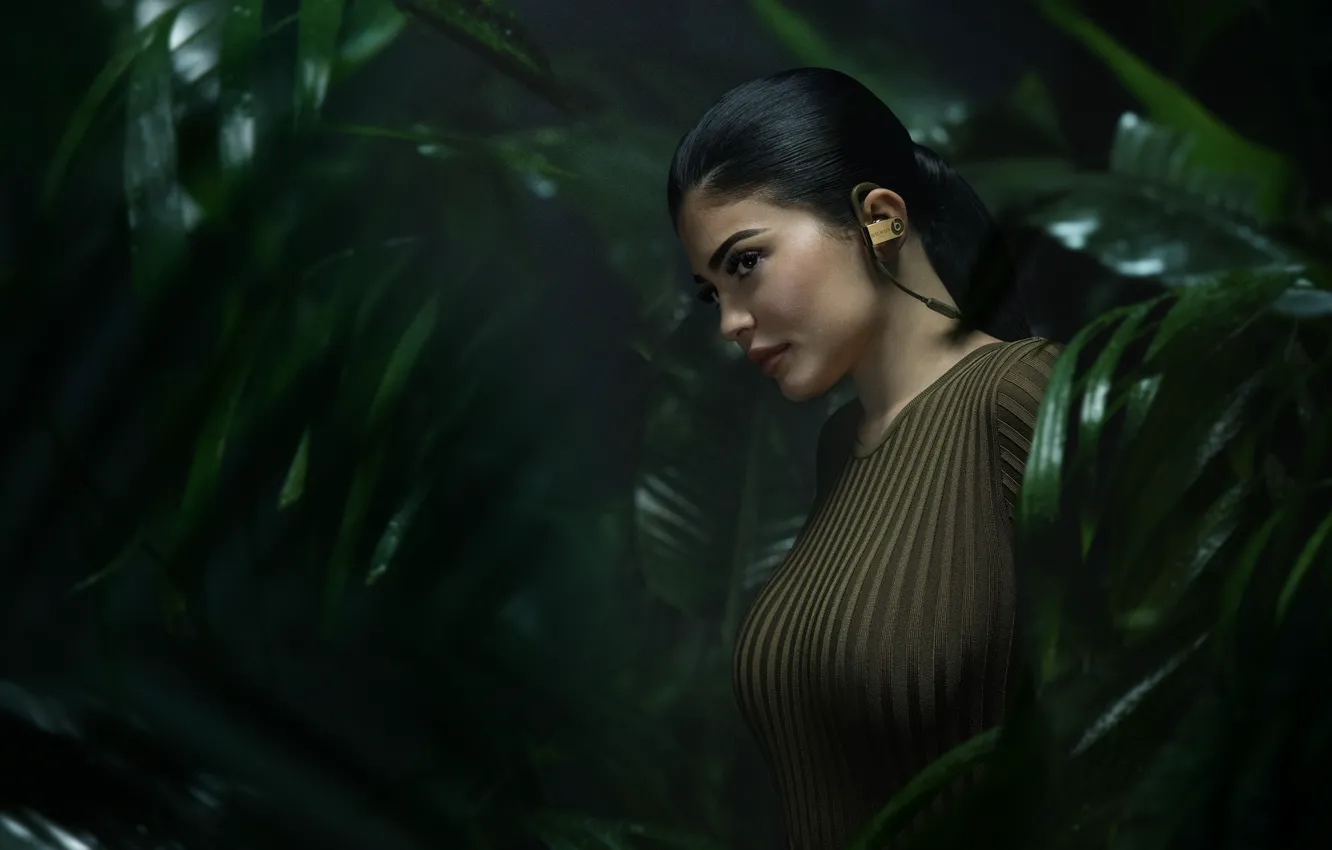 Фото обои листва, модель, джунгли, большая грудь, сексуальная, Kylie Jenner, красивая брюнетка, Кайли Дженнер