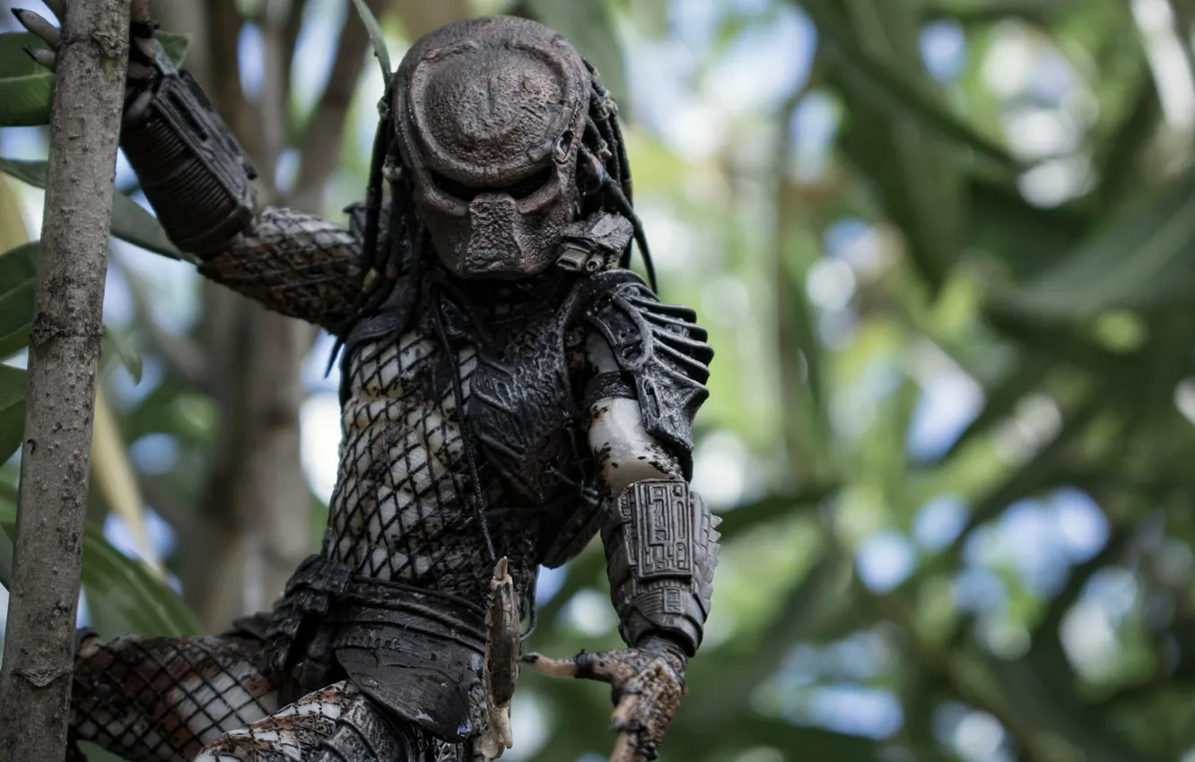 Фото обои игрушка, хищник, шлем, статуэтка, тварь